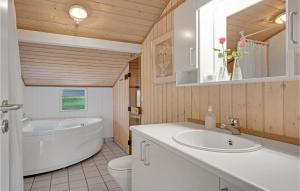 Gorgeous Home In Allingåbro With Wifi