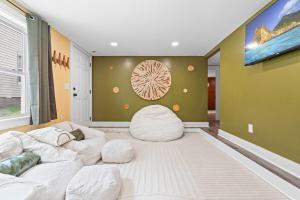 Boho 5BR Modern Villa w Hot Tub, Grill, Patio and Backyard