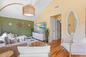 Boho 5BR Modern Villa w Hot Tub, Grill, Patio and Backyard