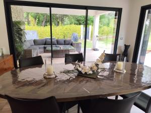 Villas Chamarte villa piscine chauffees jardin cloture Aix en Provence : photos des chambres