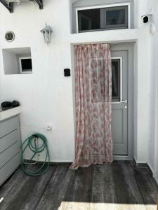 Nikos White Cave In Emporio