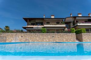 Ausblick Lazise Gardasee - Ferienhaus mit Seeblick, Infinity Pool, Garten und Garage