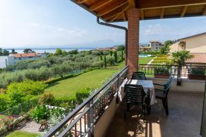 Ausblick Lazise Gardasee - Ferienhaus mit Seeblick, Infinity Pool, Garten und Garage