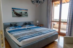 Ausblick Lazise Gardasee - Ferienhaus mit Seeblick, Infinity Pool, Garten und Garage