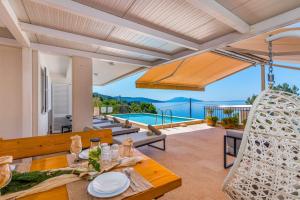 Villa St Martin-Reef - Exclusive Seafront Villa with Private Heated Pool