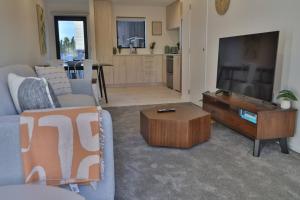 Cosy 2BR House in Awaroa Road