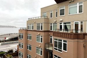 Steps to Pike Place 2BD Condo Water Courtyard View