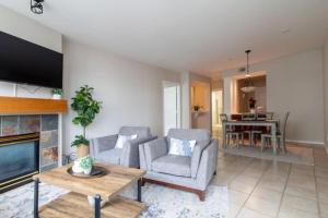 Steps to Pike Place 2BD Condo Water Courtyard View