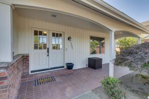 Luxury Water View 6BR Retreat with Hot Tub and Gym