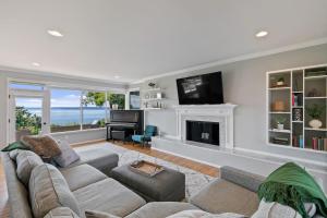 Luxury Water View 6BR Retreat with Hot Tub and Gym