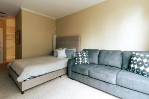 Waterfront 2BD Next to Pike Place with Private Patio