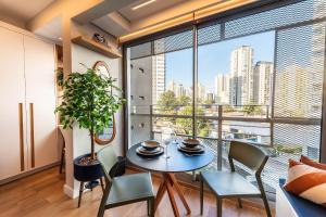 Studio com Piscina e Metrô em Pinheiros - PG313