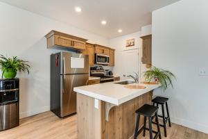 11 Mi to Utah Lake Newly Built Family Townhome!