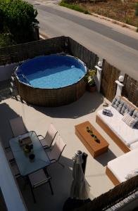 IKARUS apartment with courtyard & pool in Chania