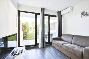 Superbe 2 pièce tout confort - AC, piscine, Park