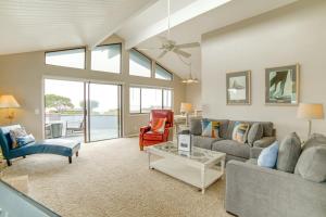 Beach Access and Hot Tub Coastal Gem in Manchester