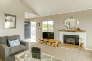 Beach Access and Hot Tub Coastal Gem in Manchester