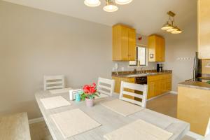 Beach Access and Hot Tub Coastal Gem in Manchester