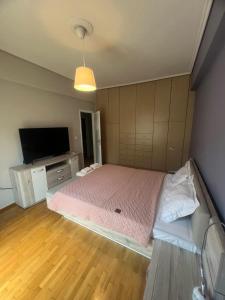 Sunny Escape in Alimos, close to the beach