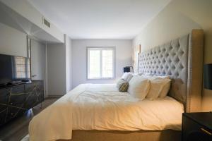 Lower Level LuxSuite - 1min Walk from Heated Pool!