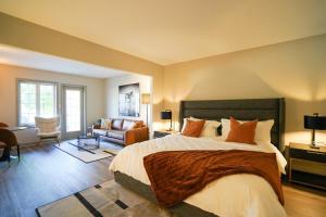 Lower Level LuxSuite - 1min Walk from Heated Pool!