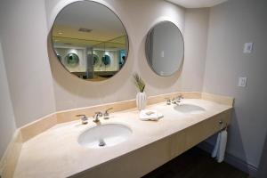 Lower Level LuxSuite - 1min Walk from Heated Pool!