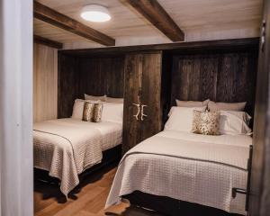 Double Room with Private Bathroom room in Caryonah Hunting Lodge
