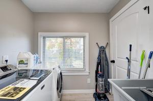 Spacious home away from home! Hot tub!