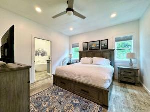 New Cabin w Private Hot Tub and Fire Pit