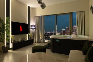 Luxury 2BR Burj View Private Hot Tub Walk to DubaiMall
