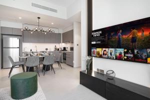 Luxury 2BR Burj View Private Hot Tub Walk to DubaiMall