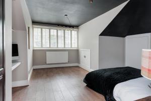 Large Boutique Pool House with Hot Tub, Knutsford
