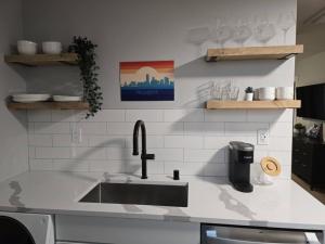 Whole house in Walkers Point + Parking + AC