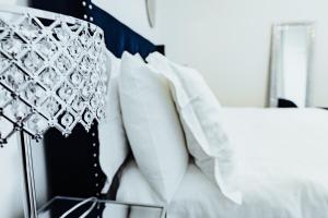 Sapphire Lux Queen Suite