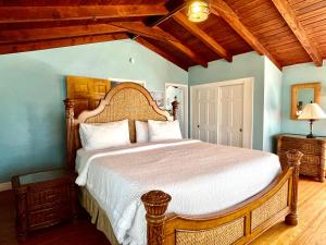 Paradise King Waterfront Suite room in The Pelican Key Largo Cottages
