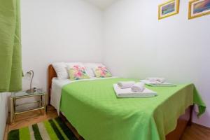 Feel Good Apartment - Two-Bedroom Apartment with Terrace and Garden View