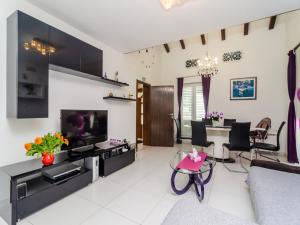 Apartment Villa Mikica - Four Bedroom Duplex Apartment with Terrace and Partial Sea View