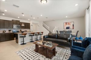 5 Bedrooms 45 Bathrooms Windsor Cay 16085Bw