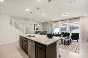 5 Bedrooms 45 Bathrooms Windsor Cay 16085Bw