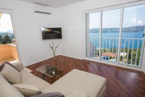 Apartments Nina - Two-Bedroom Apartment with Balcony and Sea View Ora ac