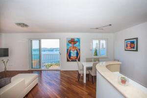 Apartments Nina - Two-Bedroom Apartment with Balcony and Sea View Ora ac