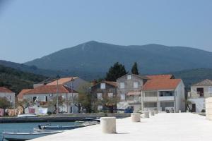 Apartments Neven - One Bedroom Apartment with Terrace and Garden View A2