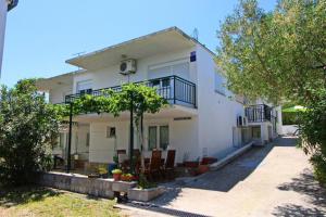 Apartments Neven - One Bedroom Apartment with Terrace and Garden View A2