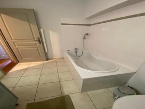 Maisons de vacances Villa in France with Private Pool and Garden : Maison de Vacances 4 Chambres