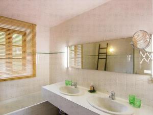 Maisons de vacances Hilltop Home with Valley View, cleaning included : photos des chambres