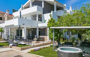 2 Bedroom Beautiful Apartment In Vodice 