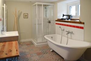 Maisons de vacances Holiday Home in Locquirec near Sandy Beach, cleaning included : photos des chambres