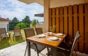 2 Bedroom Gorgeous Apartment In Omisalj