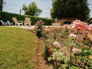 Maisons de vacances Cozy Cottage Retreat in Vezac, cleaning included : photos des chambres