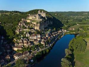 Maisons de vacances Cozy Cottage Retreat in Vezac, cleaning included : photos des chambres
